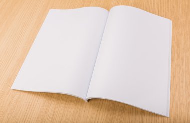 Katalog, dergi boş, sahte ahşap arka plan üzerinde kitap