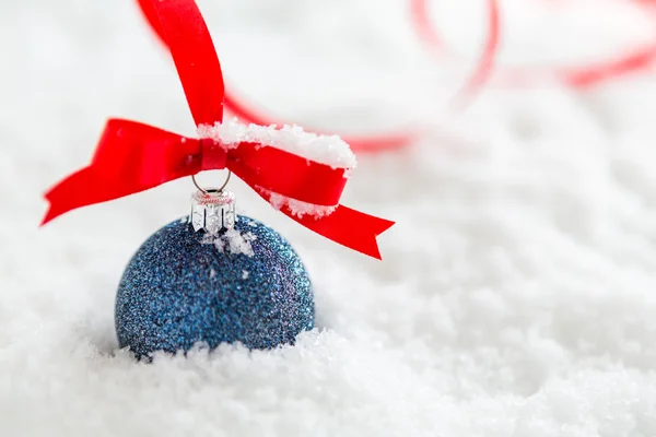 雪とクリスマスの装飾 — ストック写真