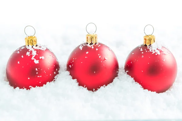Bolas de Natal vermelho com neve — Fotografia de Stock