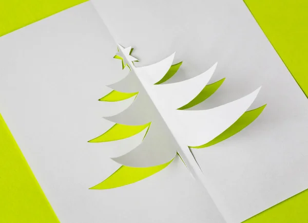 Винтажная рождественская открытка с настоящей бумажной елкой — стоковое фото