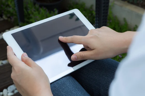 Frau hält weißes Tablet mit leerem Bildschirm in der Hand — Stockfoto