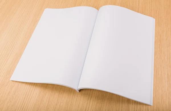 Catalogo in bianco, riviste, libro finto su fondo legno — Foto Stock