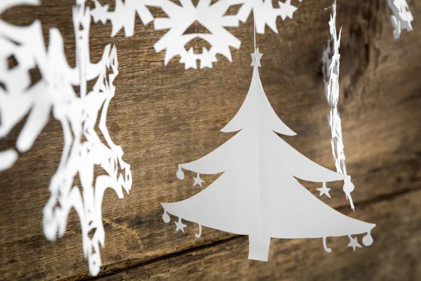 Vánoční dekorace vločka, papír vánoční stromeček visí ov — Stock fotografie