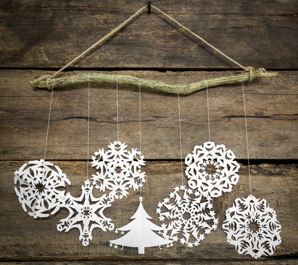 Kerstmis decoratie sneeuwvlok, kerstboom papier opknoping ov — Stockfoto
