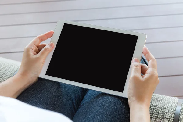 Mujer mano mantenga tableta blanca con pantalla vacía en blanco — Foto de Stock