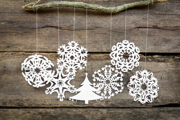 Χριστούγεννα διακοσμήσεις νιφάδα χιονιού, χαρτί χριστουγεννιάτικο δέντρο κρεμώντας ov — Φωτογραφία Αρχείου