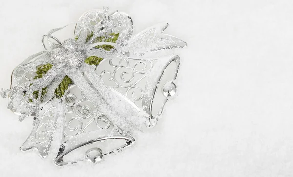 雪とクリスマスの装飾 — ストック写真