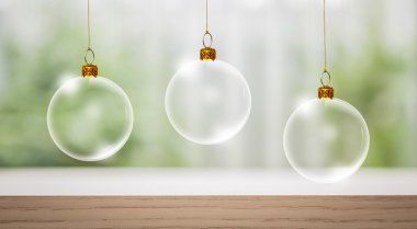 Ahşap masa üzerinden saydam Noel topu