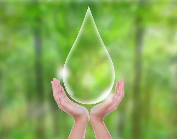 Eco concept: Wassertropfen in der Hand halten — Stockfoto