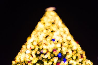 Siyah arka planda Noel ağacı