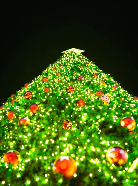 Árvore de Natal borrada no fundo preto — Fotografia de Stock