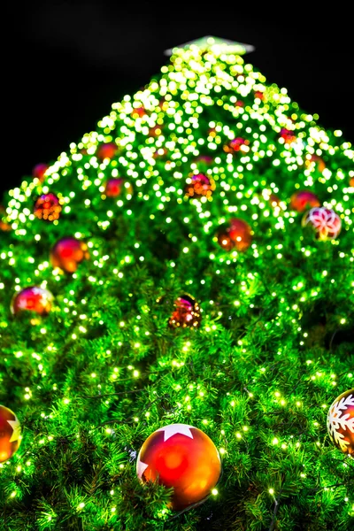 Kerstboom op zwarte achtergrond — Stockfoto