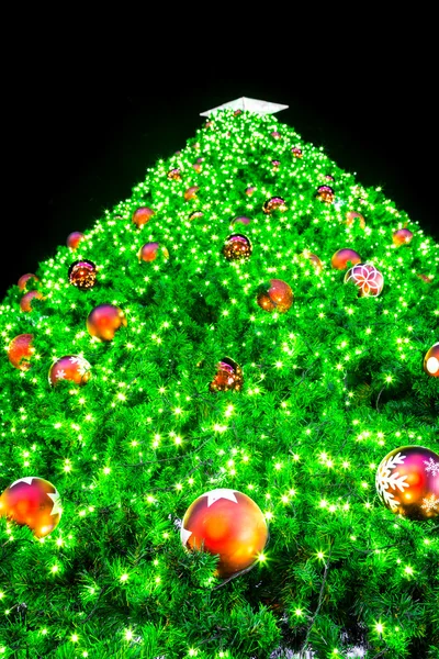 Weihnachtsbaum auf schwarzem Hintergrund — Stockfoto