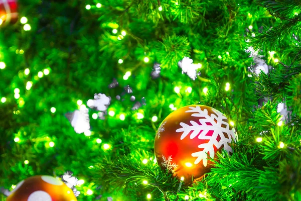 Primo piano delle decorazioni dell'albero di Natale — Foto Stock