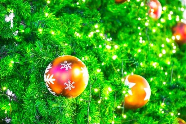 Primo piano delle decorazioni dell'albero di Natale — Foto Stock
