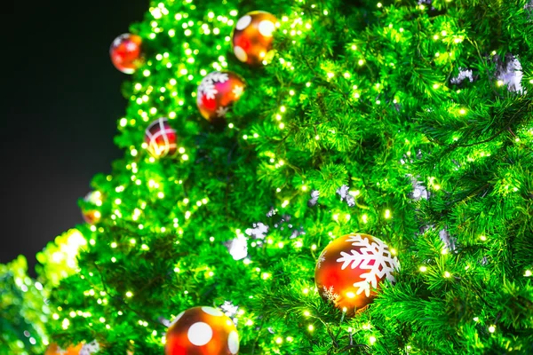 Sluitingen van kerstboomversieringen — Stockfoto