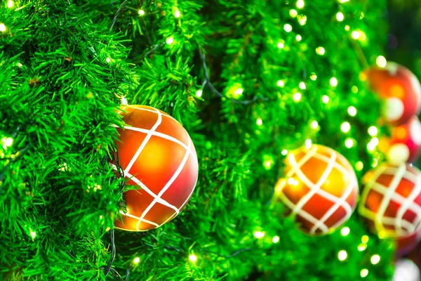 Primo piano delle decorazioni dell'albero di Natale — Foto Stock