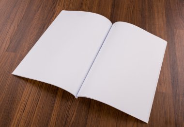 Katalog, dergi boş, sahte ahşap arka plan üzerinde kitap