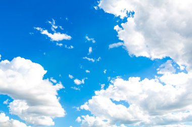 mavi gökyüzünde bulut