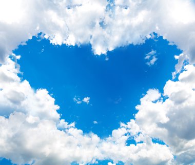 Mavi gökyüzünde kalp bulut