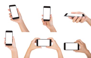 Boş ekran ile mobil akıllı telefon tutan el topluluğu 