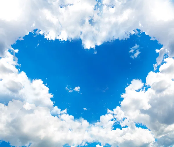 Nuage de coeur dans le ciel bleu — Photo