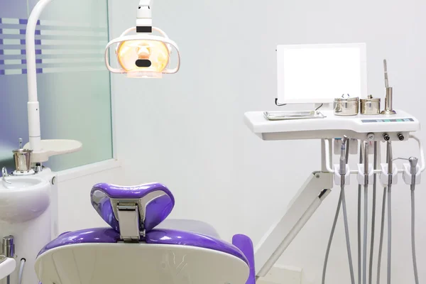 Стоматологическое кресло с стоматологическим оборудованием — стоковое фото