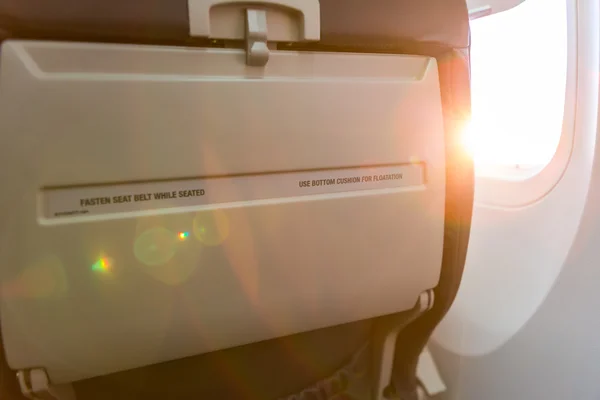 Signo sentado en el avión abrochar el cinturón de seguridad —  Fotos de Stock
