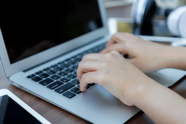 Κλείσιμο της επαγγελματικής δακτυλογράφησης γυναικών στο πληκτρολόγιο laptop — Φωτογραφία Αρχείου