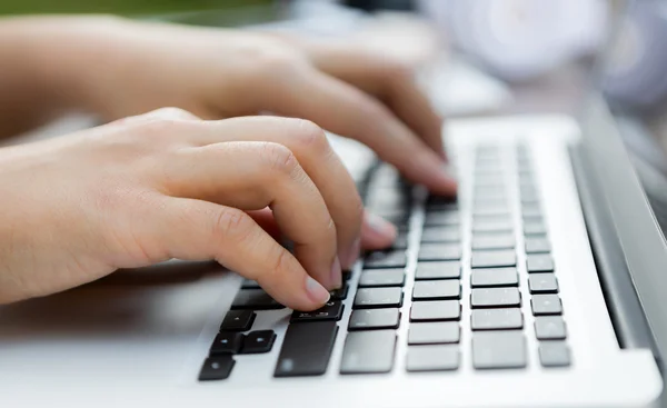 Nahaufnahme einer Geschäftsfrau beim Tippen auf der Laptop-Tastatur — Stockfoto