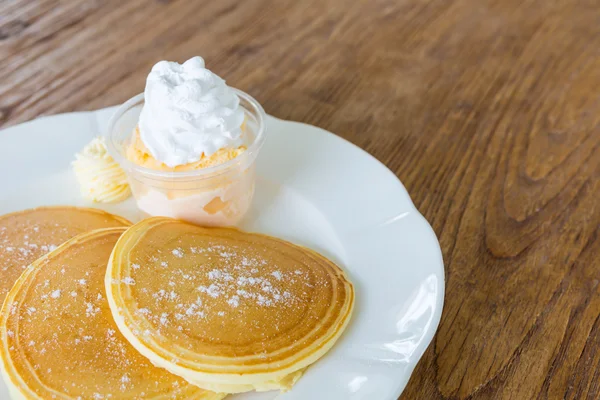 Pan cake med glass på bord av trä — Stockfoto