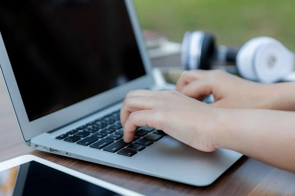 Primer plano de la mujer de negocios escribiendo a mano en el teclado del ordenador portátil —  Fotos de Stock