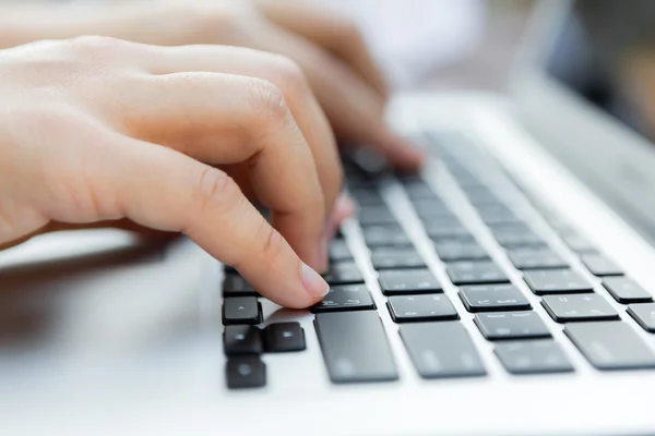 Primer plano de la mujer de negocios escribiendo a mano en el teclado del ordenador portátil — Foto de Stock