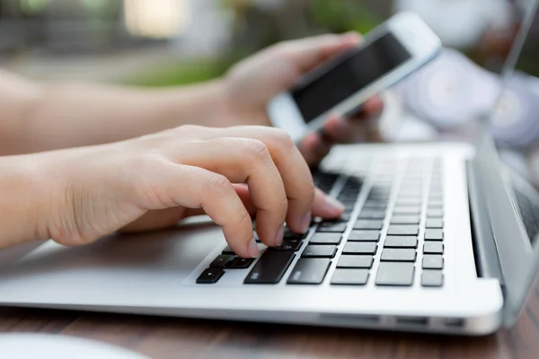 Closeup of business woman hand typing on laptop keyboard — Stock Photo, Image