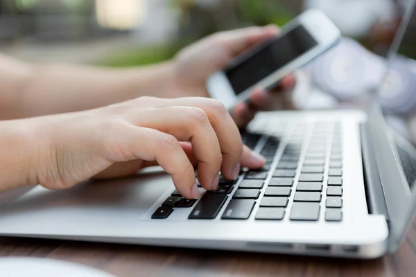 Primer plano de la mujer de negocios escribiendo a mano en el teclado del ordenador portátil —  Fotos de Stock