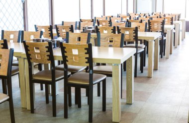 Restoran iç ahşap masa ve sandalye