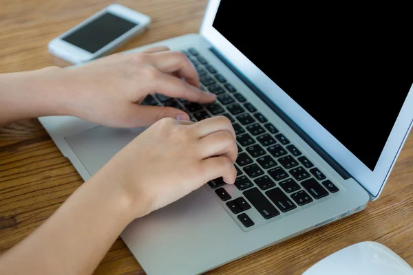 Primo piano della mano della donna d'affari che digita sulla tastiera del computer portatile — Foto Stock