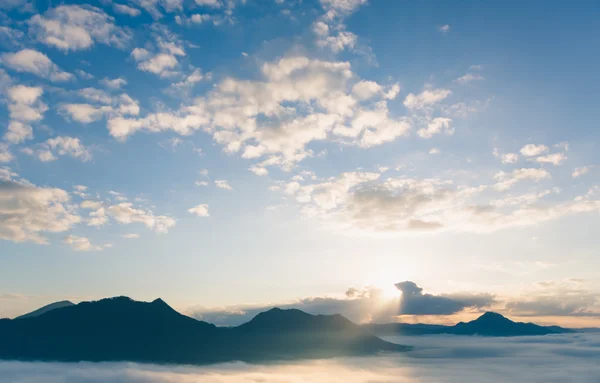 Sis ve bulut dağ manzarası — Stok fotoğraf
