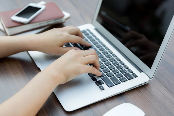 Primer plano de la mujer de negocios escribiendo a mano en el teclado del ordenador portátil — Foto de Stock