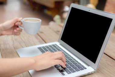 iş kadını el laptop klavye ve cof yazmadan closeup