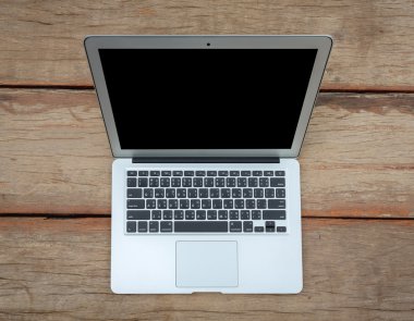 Ahşap masa boş ekran dizüstü bilgisayar