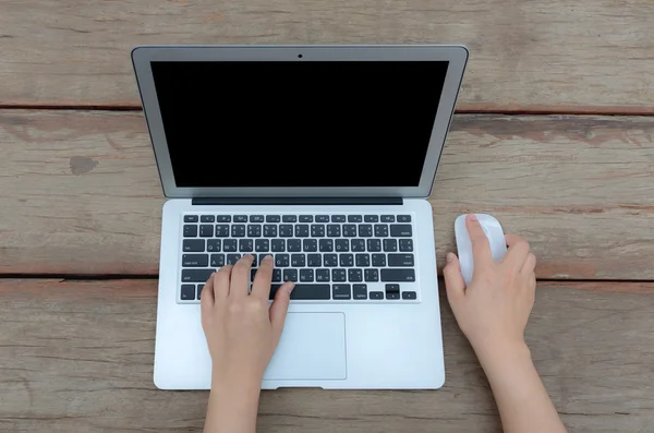 Primer plano de la mujer de negocios escribiendo a mano en el teclado del ordenador portátil — Foto de Stock