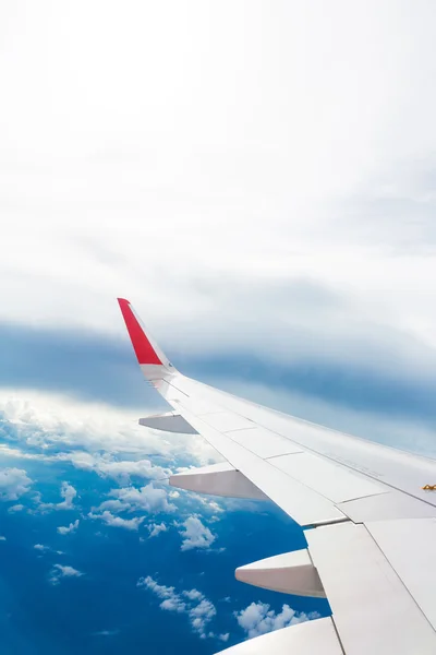 Asa de um avião voando acima das nuvens — Fotografia de Stock