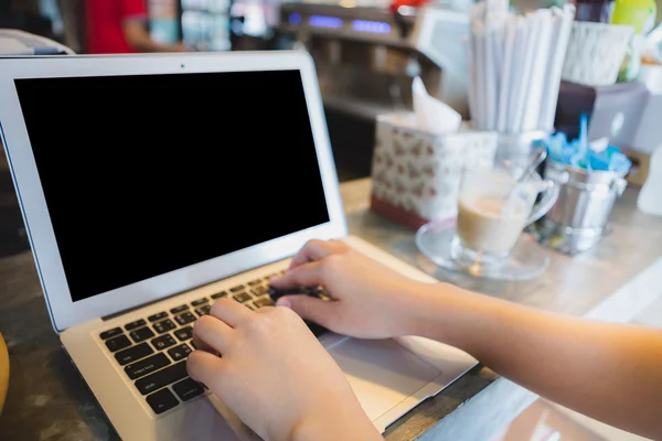 Primo piano della mano della donna d'affari che digita sulla tastiera del computer portatile — Foto Stock