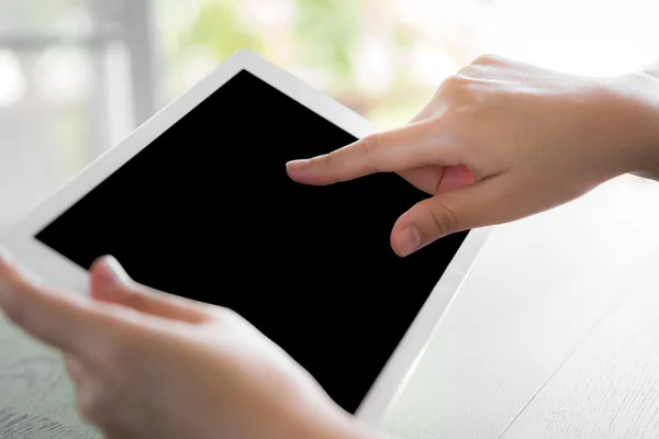 Frau hält weißes Tablet mit leerem Bildschirm in der Hand — Stockfoto