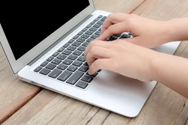 Primer plano de la mujer de negocios escribiendo a mano en el teclado del ordenador portátil — Foto de Stock