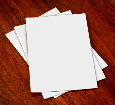 Katalog, dergi boş, sahte cl ile ahşap arka plan üzerinde kitap