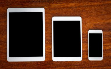 Tablet ve ahşap masa akıllı telefon