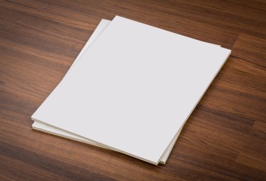Katalog, dergi boş, sahte ahşap arka plan üzerinde ile kitap 
