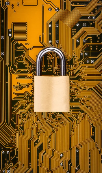 Conceito de proteção: bloqueio de segurança na placa de circuito de computador — Fotografia de Stock